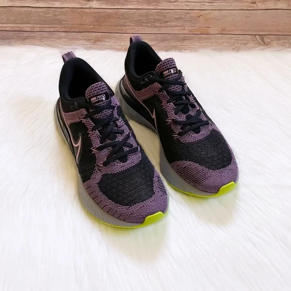 Nike Women’s React Infinity Run Flyknit 2 Trainers - Picture 3 of 9